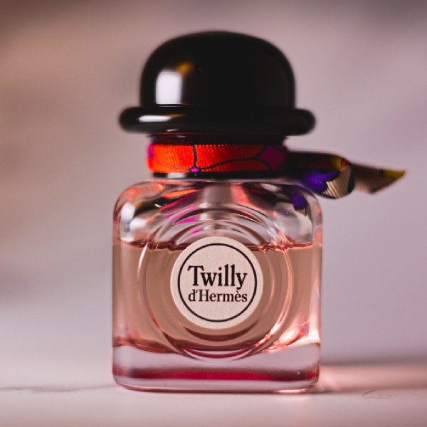 Pad printing on glass perfume bottle |Perfume bottle branding using pad printing |Glass perfume bottle logo printing |High precision pad printing on perfume glass |Luxury perfume bottle printing on glass |Cosmetic packaging printing on glass perfume bottle |Luxury fragrance bottle branding with pad printing |High-end perfume packaging design printing | Premium cosmetic bottle printing on glass